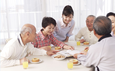 介護-みんなで食事・おやつ